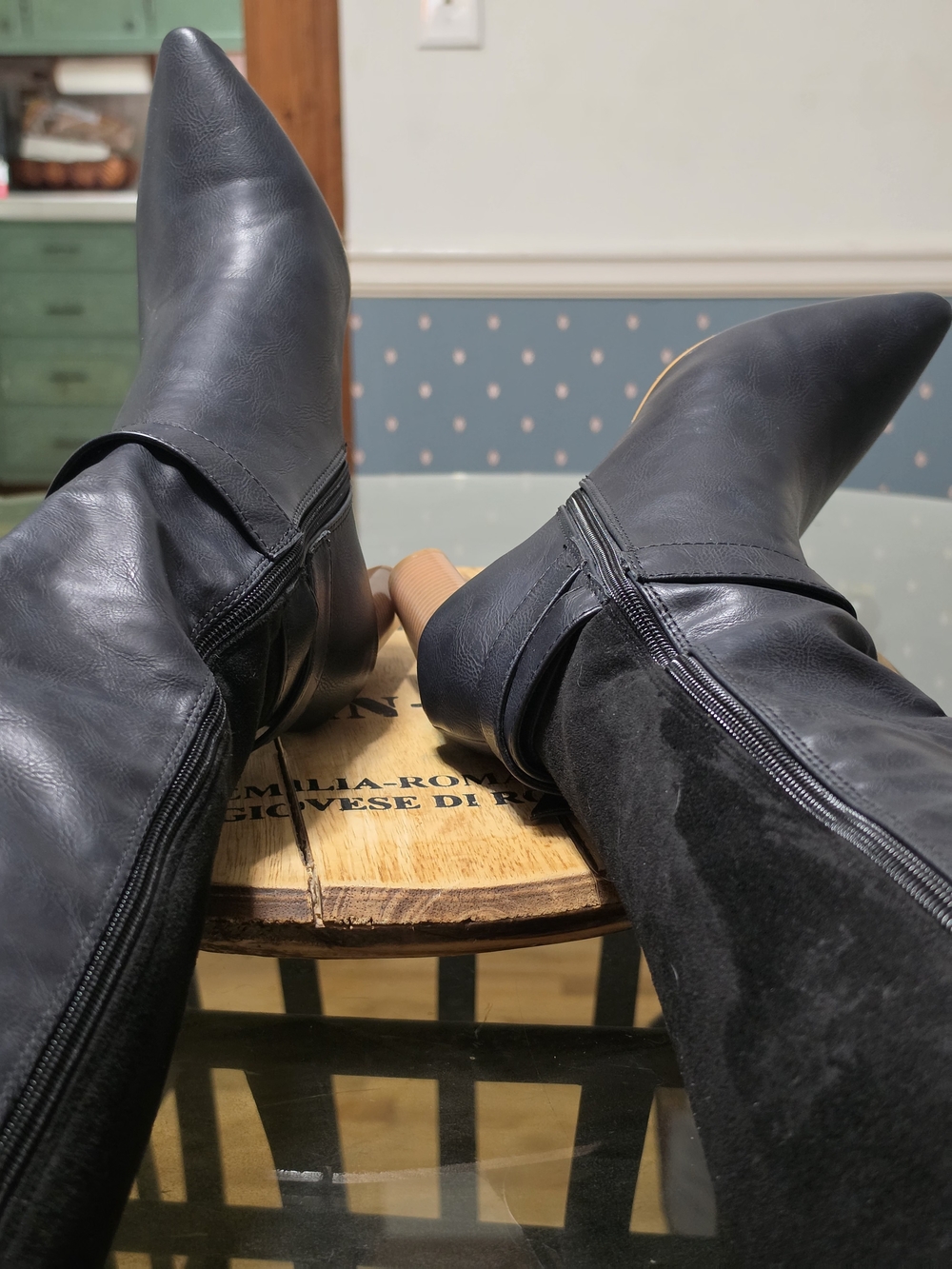 Sleek Black Pointed Knee-High Heeled Boots - Picture 2 of 14